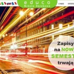 Reklama szkoły językowej Educo z czerwoną budką telefoniczną na tle rozświetlonej ulicy Londynu i napisem 'Zapisy na NOWY SEMESTR trwają'.