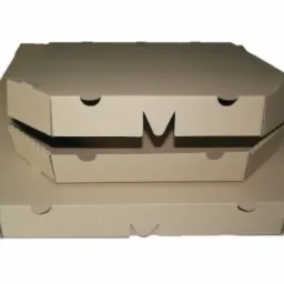 Stos trzech brązowych, kartonowych pudełek na pizzę o ośmiokątnym kształcie, ułożonych jedno na drugim, od największego na dole do najmniejszego na górze. Widok z przodu, neutralne tło.