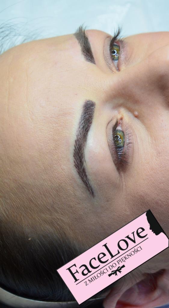 Zbliżenie na twarz kobiety po zabiegu pigmentacji brwi metodą pudrową, widoczne delikatne cieniowanie, z logo firmy FaceLove w rogu.