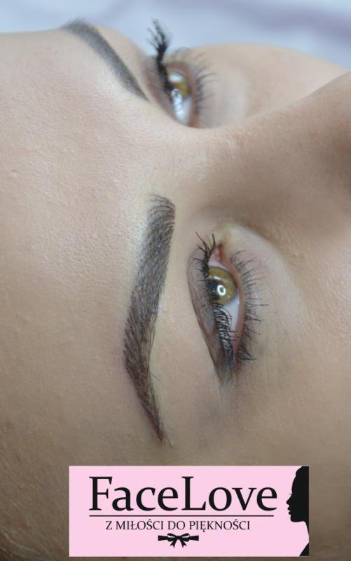 Zbliżenie na oko i świeżo wykonany makijaż permanentny brwi metodą pudrową, widoczne logo firmy FaceLove.