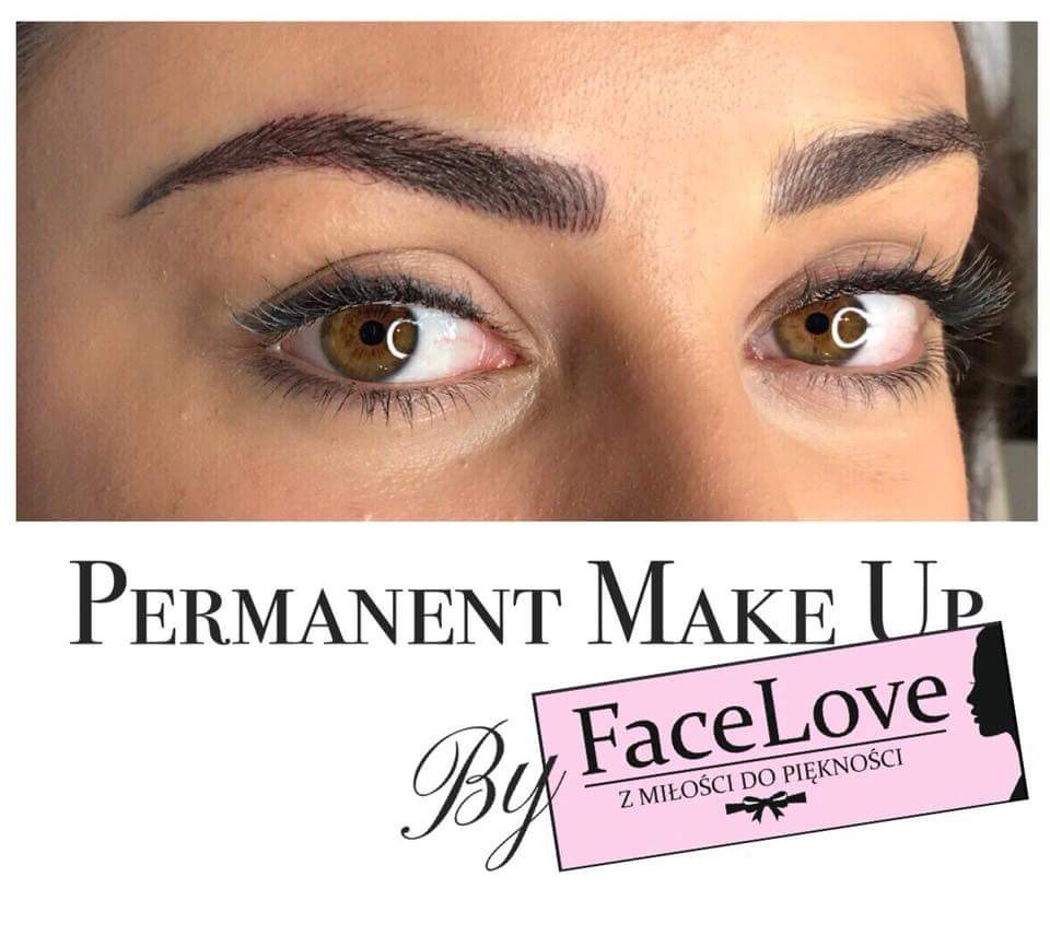 Zbliżenie na oczy z widocznym makijażem permanentnym brwi i przedłużonymi rzęsami, poniżej logo firmy 'FaceLove'.