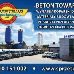 Silosy betoniarskie w tle, flota ciężarówek i samochodów dostawczych firmy Sprzętbud na pierwszym planie, budynek biurowy z logo firmy w tle, reklama usług: beton towarowy, wynajem koparek...