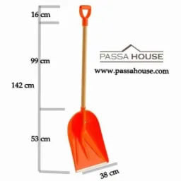 Pomarańczowa łopata do śniegu z drewnianym trzonkiem, z wymiarami oznaczonymi na białym tle i logo firmy PASSA HOUSE.