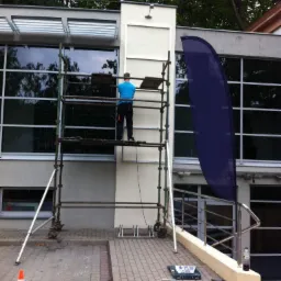 montaż reklam na wysokości