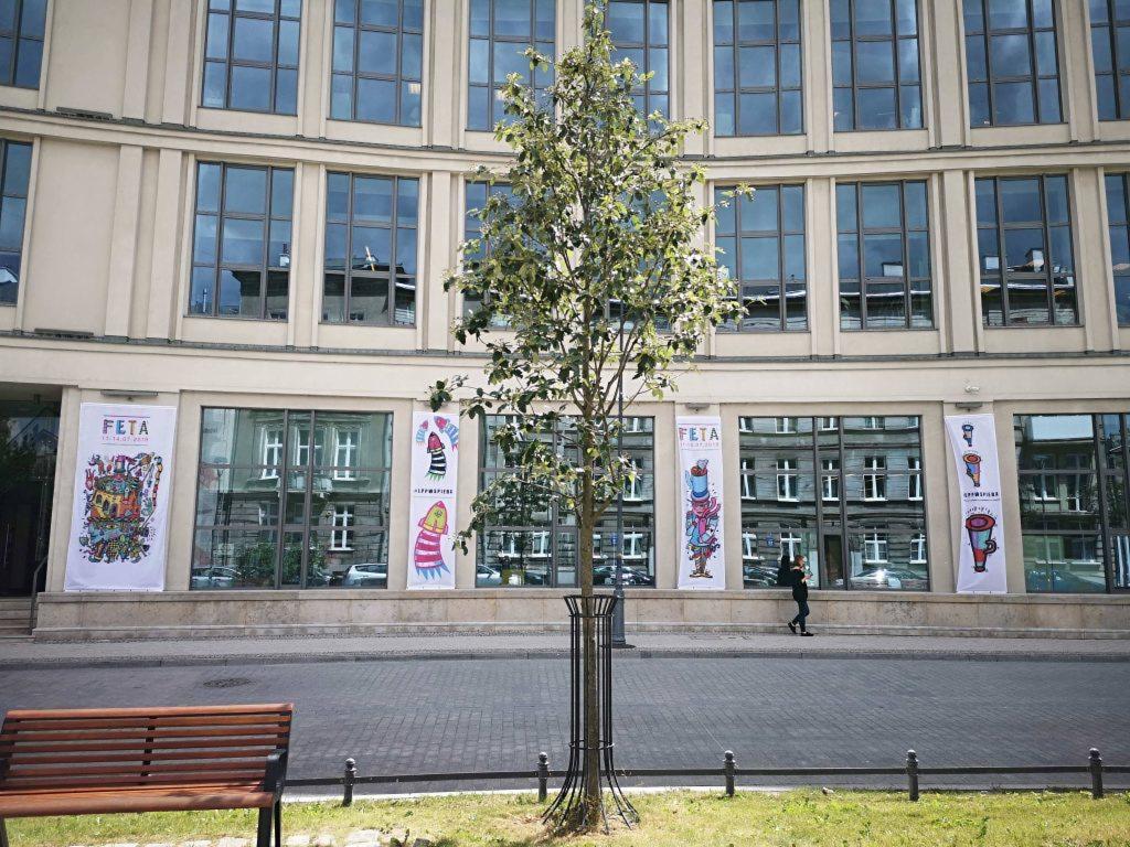 montaż grafik reklamowych