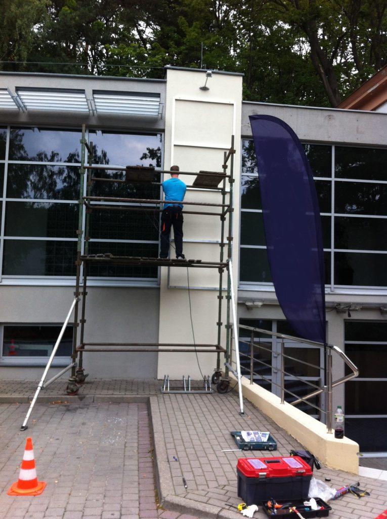 montaż reklam na wysokości