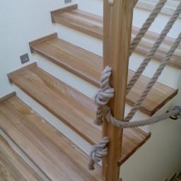 schody drewniane + balustradą z liny 