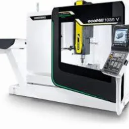 Nowoczesna frezarka CNC EcoMill 1035 V z panelem sterowania, obrabiająca metalowy element, widok z perspektywy, oświetlenie studyjne.