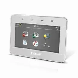 Biały panel sterowania systemem alarmowym z dotykowym ekranem, wyświetlający interfejs użytkownika z ikonami domu, kłódki i klucza. Widoczne logo producenta 'Satel' na dolnej krawędzi obudowy.