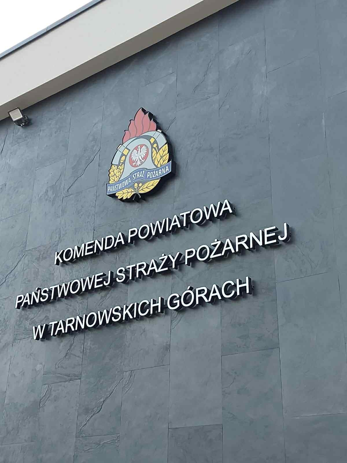 litery na budynek świetlne w technologi LED