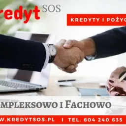 Uścisk dłoni nad laptopem, kobieta podpisuje dokument, reklama firmy oferującej pożyczki.