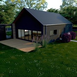 Ireneusz Kremin - Wizualizacja nowoczesnego domu z ciemną elewacją i dużymi oknami, przylegający taras z jasnego drewna, zieleń trawnika i ozdobne krzewy, w tle zaparkowany niebieski samochód.