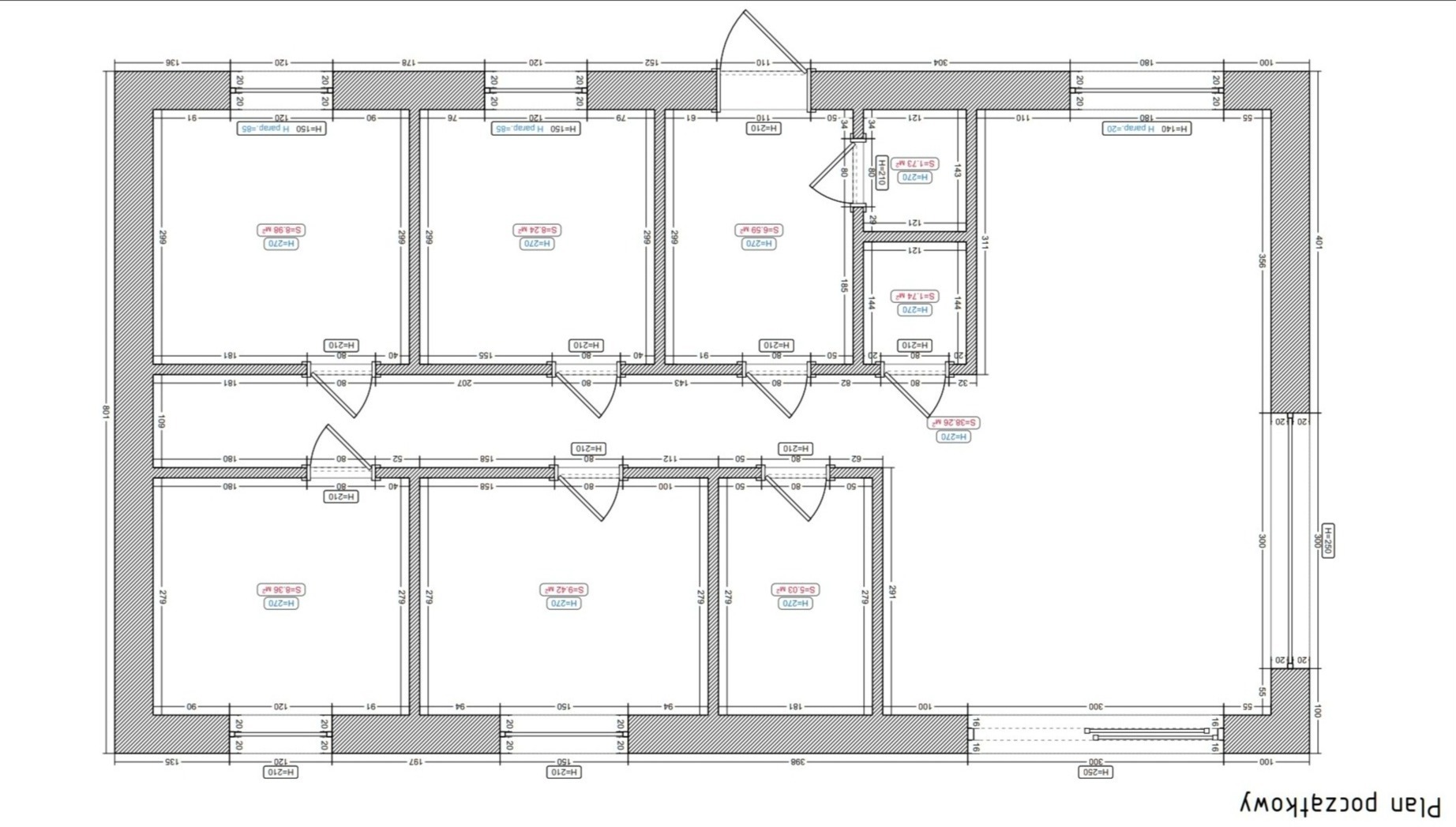 Rzut poziomy budynku z wymiarami, przedstawiający układ pomieszczeń i ich powierzchnie.