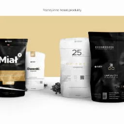 Prezentacja czterech opakowań różnych rodzajów wysokoenergetycznego paliwa stałego od firmy Nuspa, w tym worki z napisem Miał, Dworski i Bobrek, na beżowym tle.