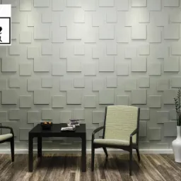 Aranżacja wnętrza z ścianą wykończoną panelami dekoracyjnymi 3D w odcieniach szarości, uzupełniona o drewnianą podłogę, stolik kawowy, dwie krzesła i lampę stojącą, tworząc nowoczesny wystrój.