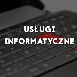 Ciemna klawiatura laptopa z czerwonym klawiszem Enter i białym napisem 'Usługi Informatyczne'