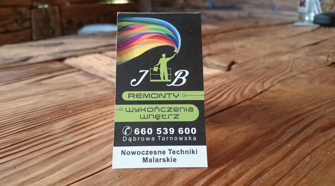 Wizytówka firmy remontowej J.B. z Dąbrowy Tarnowskiej, specjalizującej się w remontach i wykończeniach wnętrz, z sylwetką malarza i kolorową paletą barw.