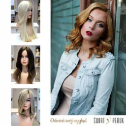 Kobieta z blond lokami, czerwonymi ustami i jasną kurtką dżinsową na tle błękitnej ściany, obok manekiny z perukami w różnych kolorach i stylach