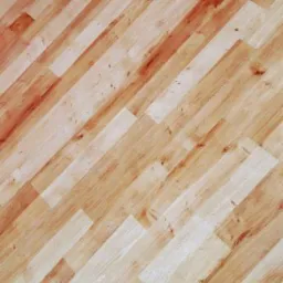 Ukośnie ułożona podłoga z paneli imitujących drewno, z widocznymi słojami i zr&oacute;żnicowaną kolorystyką desek.