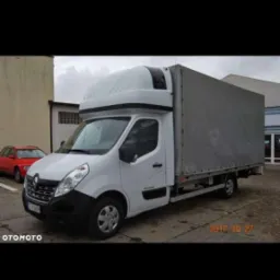 Biały samochód dostawczy Renault Master z plandeką, zaparkowany na zewnątrz budynku, widoczny znak wodny otomoto.pl.