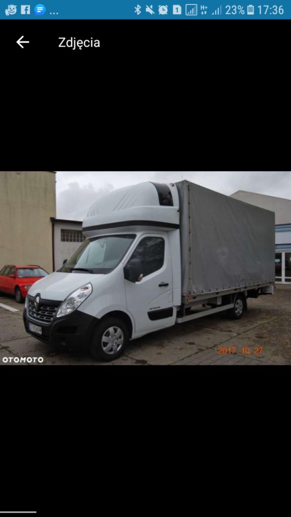 Biały samochód dostawczy Renault Master z plandeką, zaparkowany na zewnątrz budynku, widoczny znak wodny otomoto.pl.