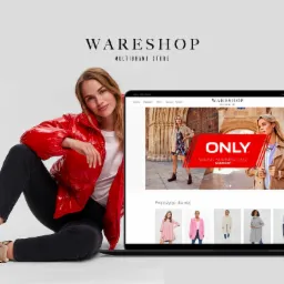 Kobieta w czerwonej, lakierowanej kurtce pozuje obok laptopa wyświetlającego stronę sklepu internetowego z odzieżą marki Wareshop.