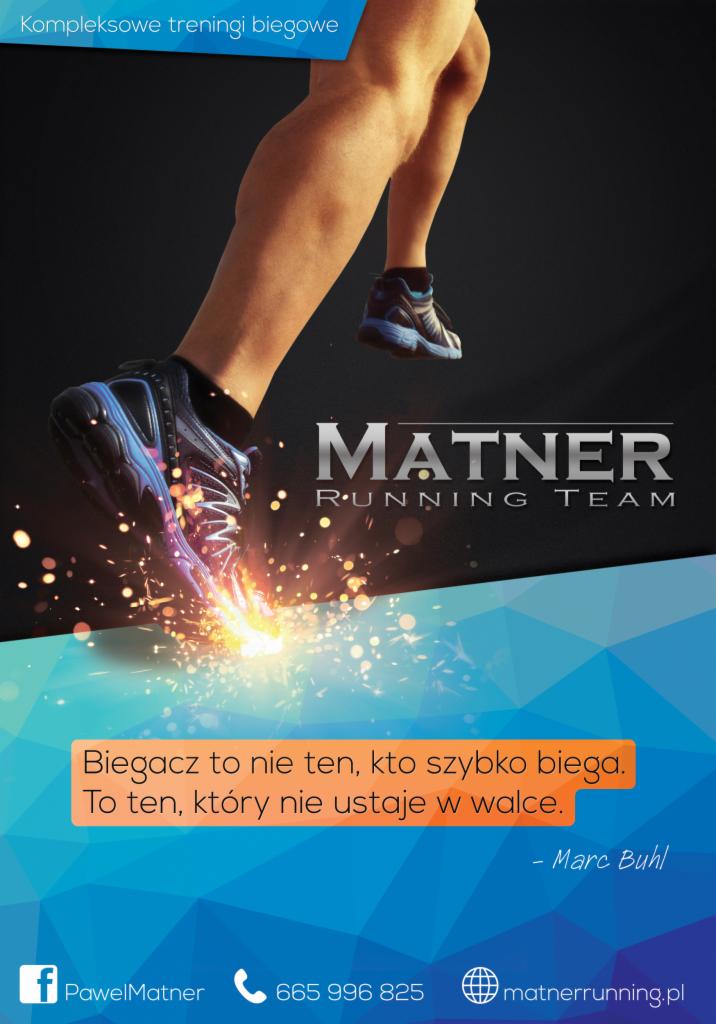 Dynamiczne ujęcie nogi biegacza w trakcie biegu, z efektem rozbłysku przy kontakcie buta z podłożem, logo Matner Running Team w tle.