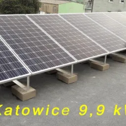 Instalacja fotowoltaiczna 9,9 kW w Katowicach, panele na dachu płaskim, wsporniki na betonowych bloczkach.