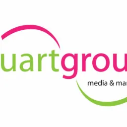 Logo firmy Quartgroup media & marketing z zielonym napisem quartgroup i dopiskiem media & marketing oraz różowym i zielonym łukiem nad i pod napisem.