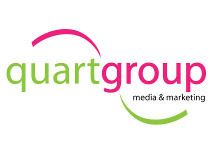 Logo firmy Quartgroup media & marketing z zielonym napisem quartgroup i dopiskiem media & marketing oraz różowym i zielonym łukiem nad i pod napisem.
