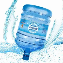 Duży, przezroczysty baniak wody Żywiec Zdrój otoczony rozpryskującą się wodą na białym tle.