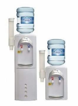 Dwa dystrybutory wody w Poznaniu, jeden pełnowymiarowy z szafką, drugi mniejszy, oba z butlami wody mineralnej. Dystrybutory w jasnej kolorystyce, ustawione obok siebie na białym tle.