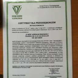 Certyfikat dla przedsiębiorców od Urzędu Dozoru Technicznego, potwierdzający uprawnienia do instalacji, naprawy, konserwacji lub serwisowania urządzeń chłodniczych, klimatyzacyjnych lub pomp ciepła.