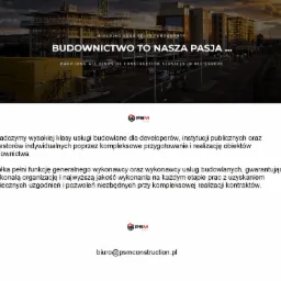 Budowa budynku w trakcie realizacji, widoczne rusztowania, kontenery budowlane i fragment infrastruktury kolejowej w tle.
