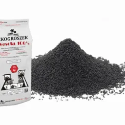 Worek z nadrukiem 'EKOGROSZEK Wesoła 100%' obok usypanej górki drobnego, czarnego węgla.