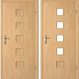 Cztery drewniane skrzydła drzwiowe z kwadratowymi przeszkleniami lub dekoracyjnymi wgłębieniami, prezentowane obok siebie.