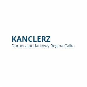 Minimalistyczne logo Kancelarii Doradcy Podatkowego Regina Całka na białym tle, nazwa firmy w kolorze granatowym.