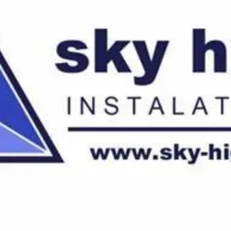 Logo firmy Sky High Installations: niebieski trójkąt z wpisanym mniejszym trójkątem oraz napis 'sky high INSTALLATIONS www.sky-high.eu'.