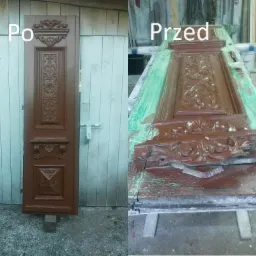 Renowacja ozdobnych drzwi drewnianych: po lewej odnowione, brązowe drzwi z dekoracyjnymi elementami, po prawej drzwi w trakcie renowacji, z widocznymi śladami starej farby i uszkodzeniami.