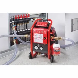 Pompa do płukania centralnego ogrzewania i instalacji wody.