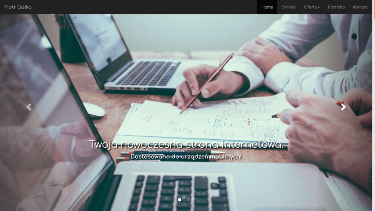 Projektant stron internetowych z Warszawy szkicuje układ strony na papierze, obok otwarty laptop i drugi laptop w tle.