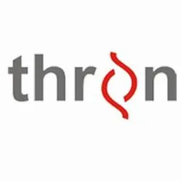 Szare logo firmy 'thron' z czerwonym symbolem przypominającym płomień lub DNA pomiędzy literami 'r' i 'n', na białym tle.