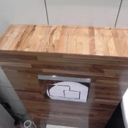 zabudowa geberitu w mozaice teak