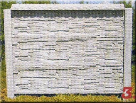 Fragment prefabrykowanego przęsła ogrodzenia betonowego o fakturze imitującej kamień łupany, wzór nr 3, widoczne dwa betonowe słupki.