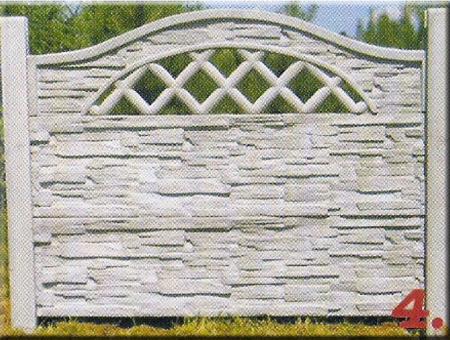 Fragment prefabrykowanego przęsła ogrodzeniowego z betonu, wzór imitujący kamień łupany z dekoracyjnym ażurem w górnej części, widoczny numer wzoru '4'.