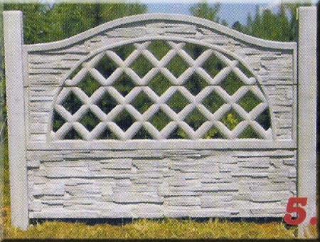 Betonowy przęsło ogrodzeniowe, wzór nr 5, z dekoracyjną, ażurową górną częścią w kształcie rombów, imitacja kamienia.