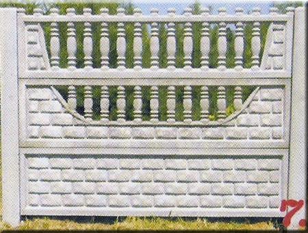 Fragment betonowego ogrodzenia z wzorem imitującym cegły i balustradą z tralek, widoczne trawy w tle, oznaczenie '7' w prawym dolnym rogu.
