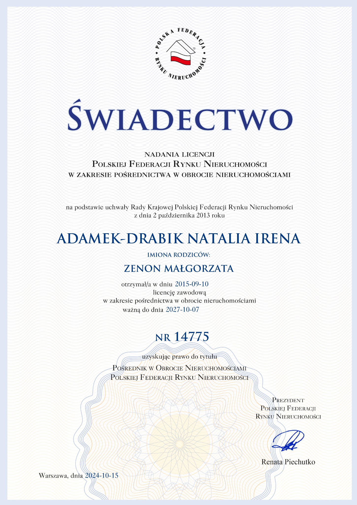 Świadectwo nadania licencji pośrednika w obrocie nieruchomościami Polskiej Federacji Rynku Nieruchomości dla Natalii Ireny Adamek-Drabik, ważne do 2027-10-07.
