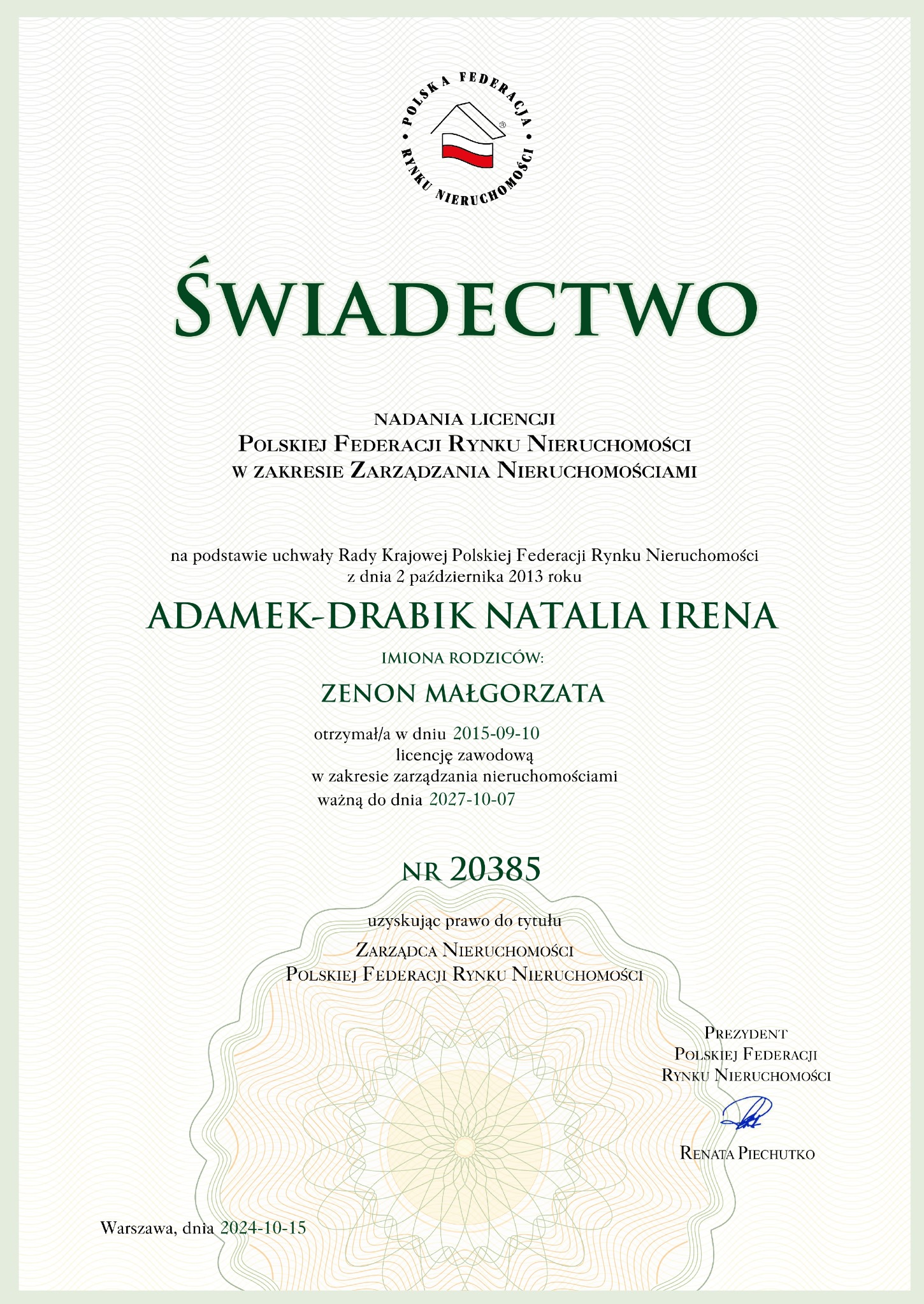 Świadectwo nadania licencji Polskiej Federacji Rynku Nieruchomości dla Natalii Ireny Adamek-Drabik, ważne do 2027-10-07. Dokument licencyjny.