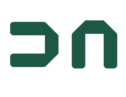 Abstrakcyjne, zielone logo agencji nieruchomości. Dwa geometryczne kształty: strzałka w prawo i uproszczony zarys domu na białym tle. Minimalistyczny design.